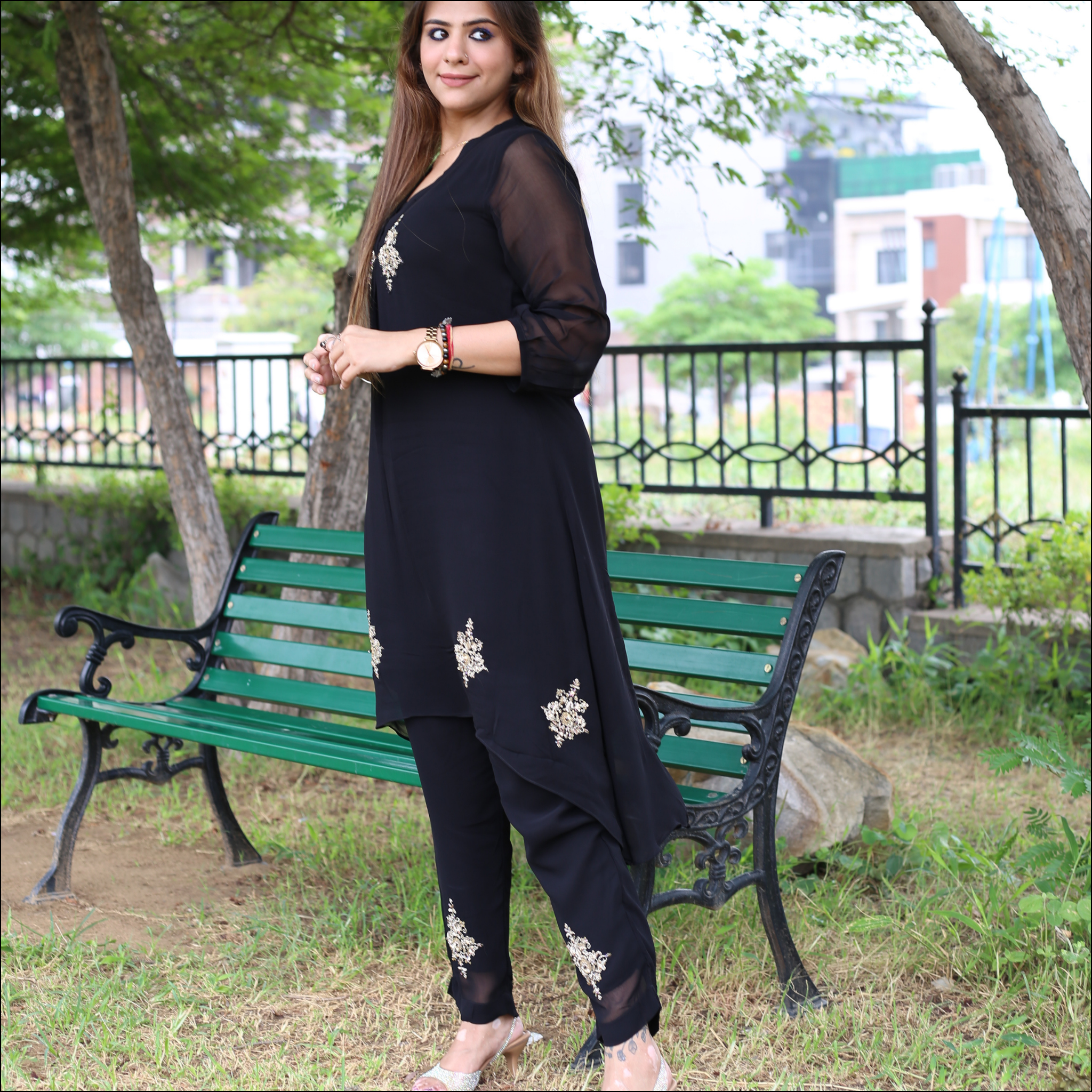 Zari & Dabka Handwork Kurti Set with Glass-Shaped Neck