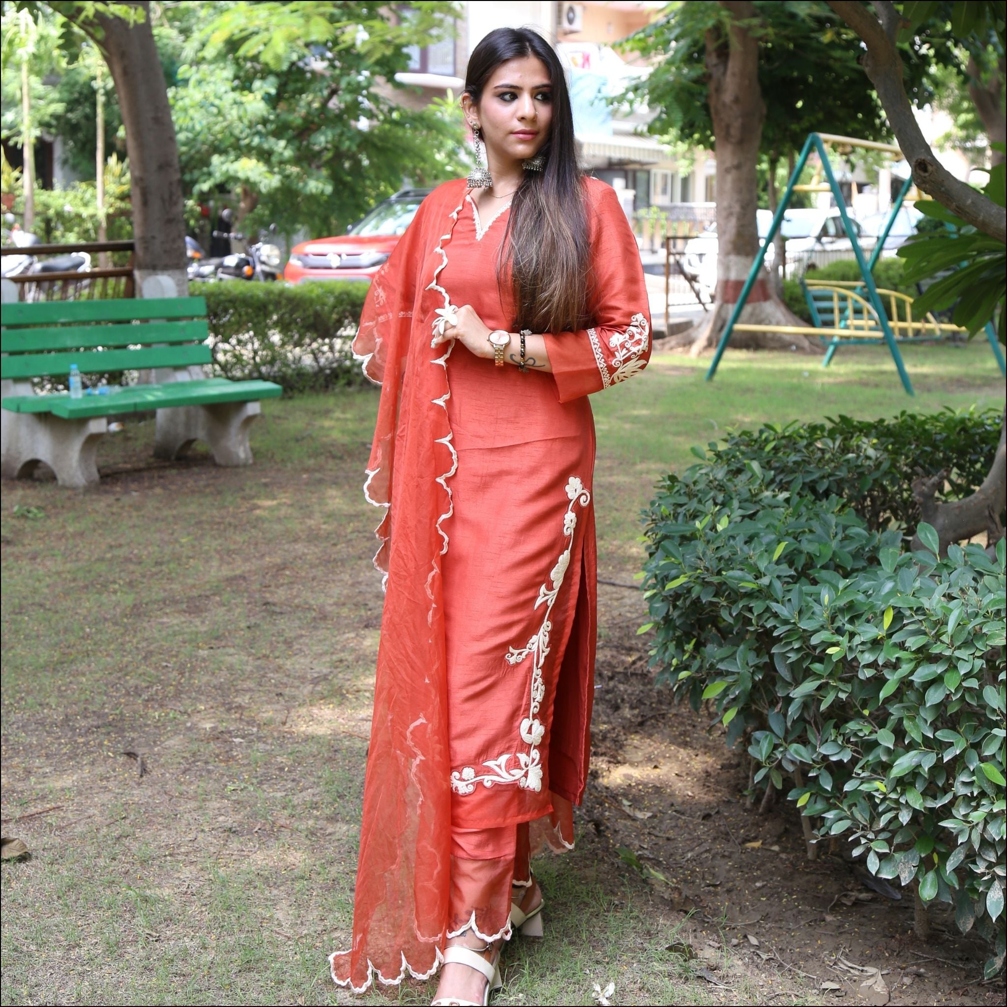 Sweetheart Neck Kurti Pant Set with Embroidered Neck & Organza Dupatta
