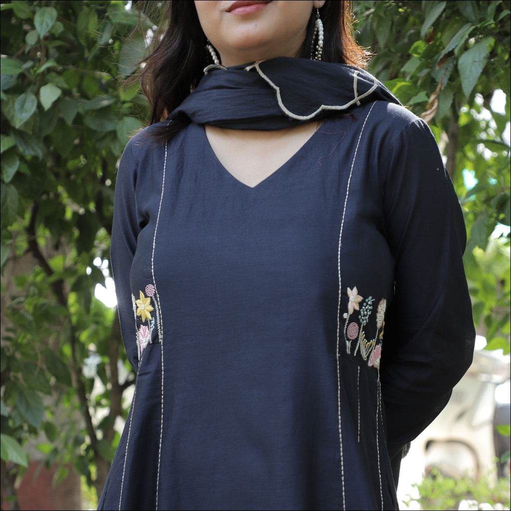Full Sleeves Kurti with Thread Work & Embroidered Mul Cotton Dupatta