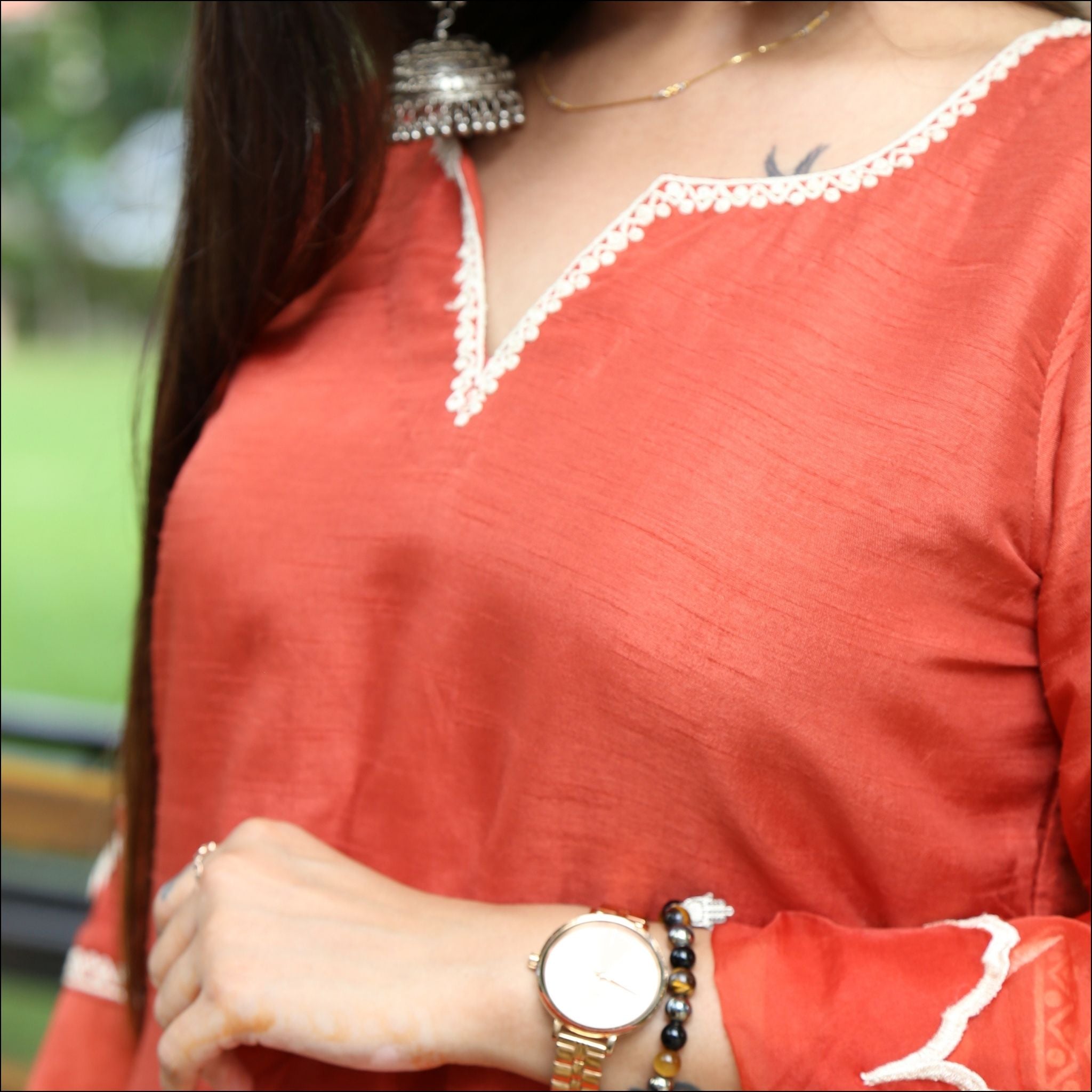 Sweetheart Neck Kurti Pant Set with Embroidered Neck & Organza Dupatta