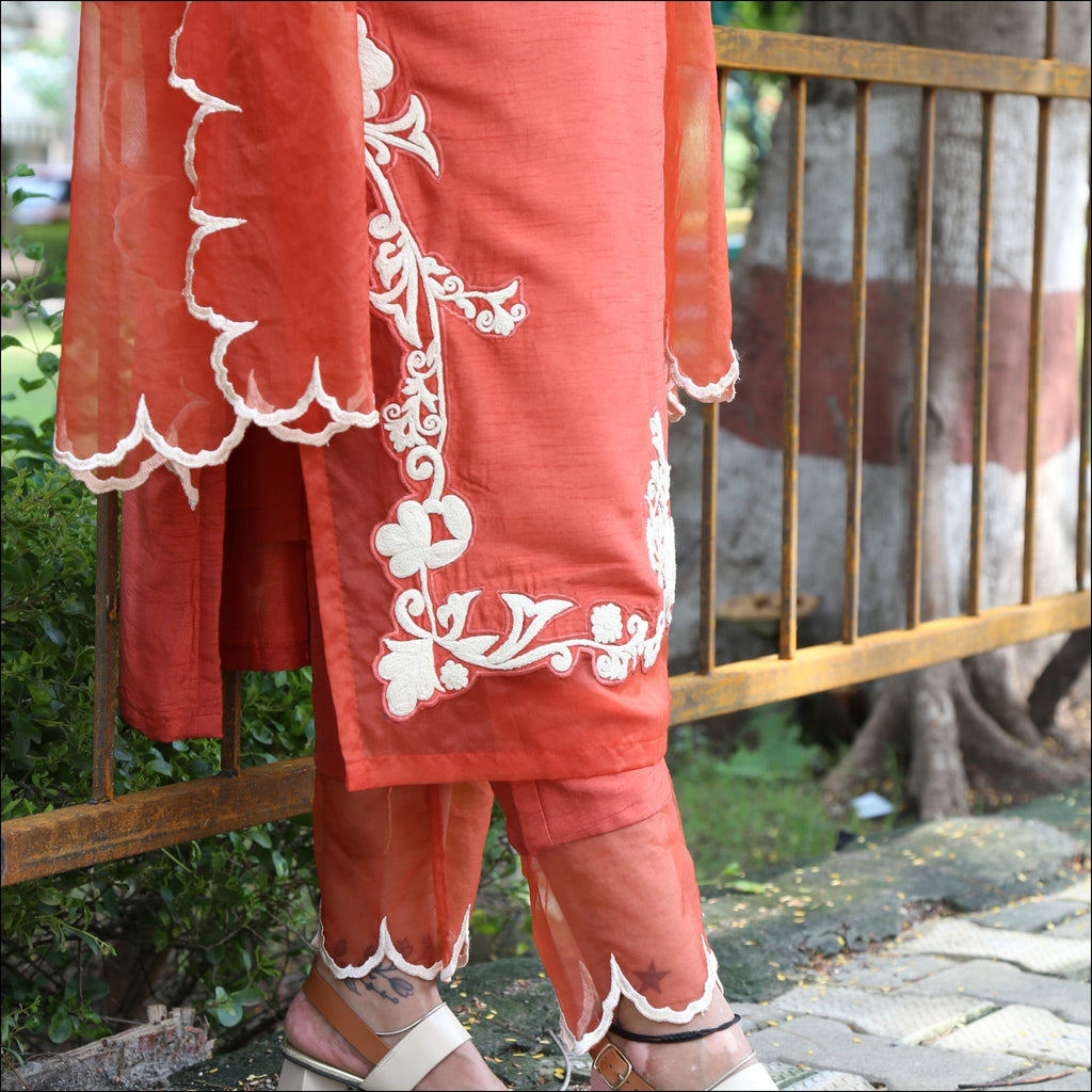 Sweetheart Neck Kurti Pant Set with Embroidered Neck & Organza Dupatta