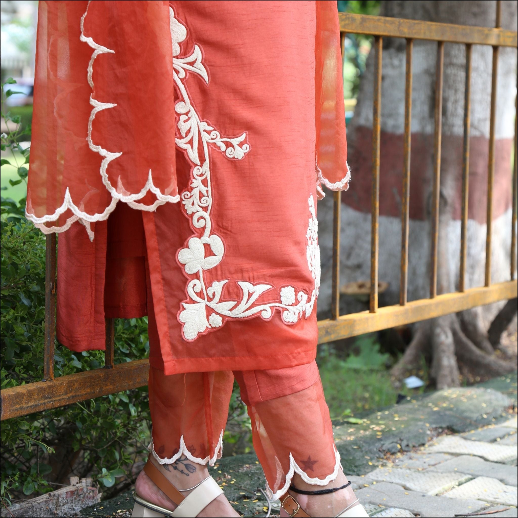 Sweetheart Neck Kurti Pant Set with Embroidered Neck & Organza Dupatta