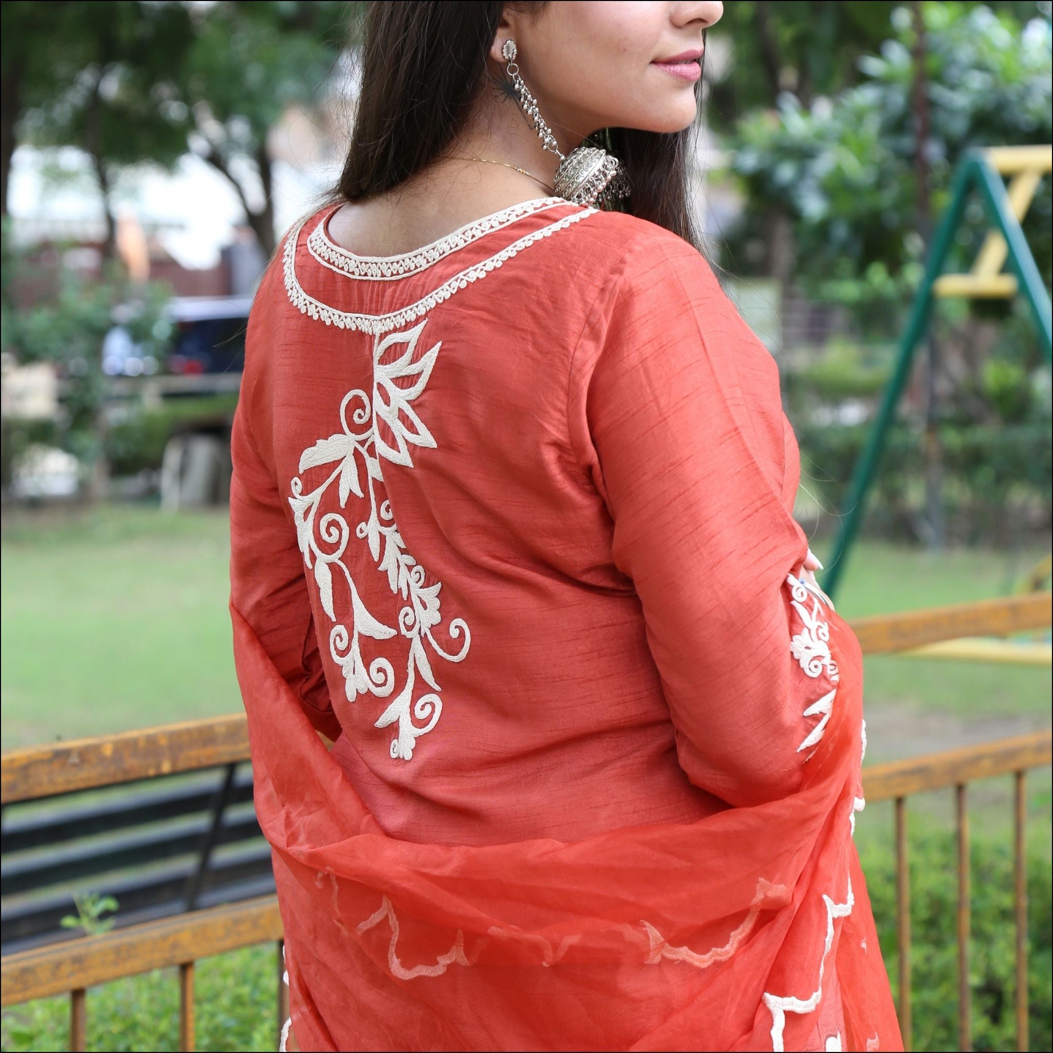 Sweetheart Neck Kurti Pant Set with Embroidered Neck & Organza Dupatta