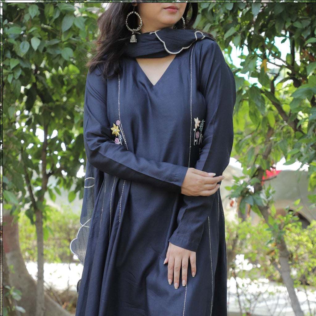 Full Sleeves Kurti with Thread Work & Embroidered Mul Cotton Dupatta